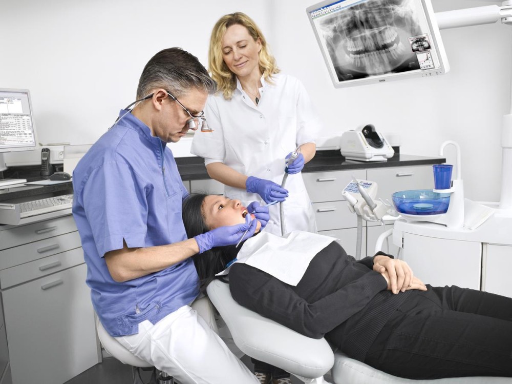 Barco Eonis 24" (MDRC-2224 WP) Dental